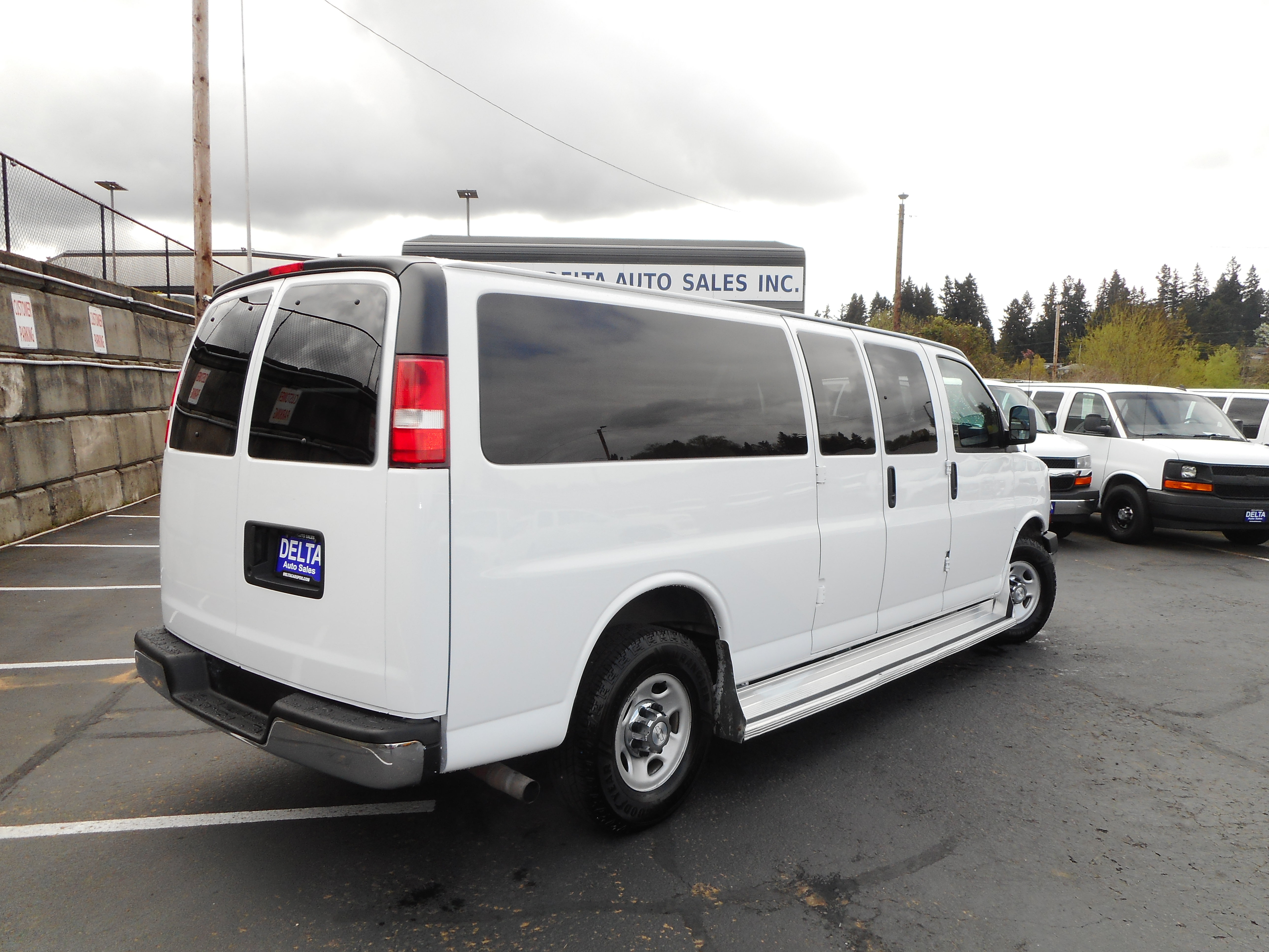 Used 2016 Chevrolet Express 3500 LT w/ LT Preferred Equipment Group RWD image 7