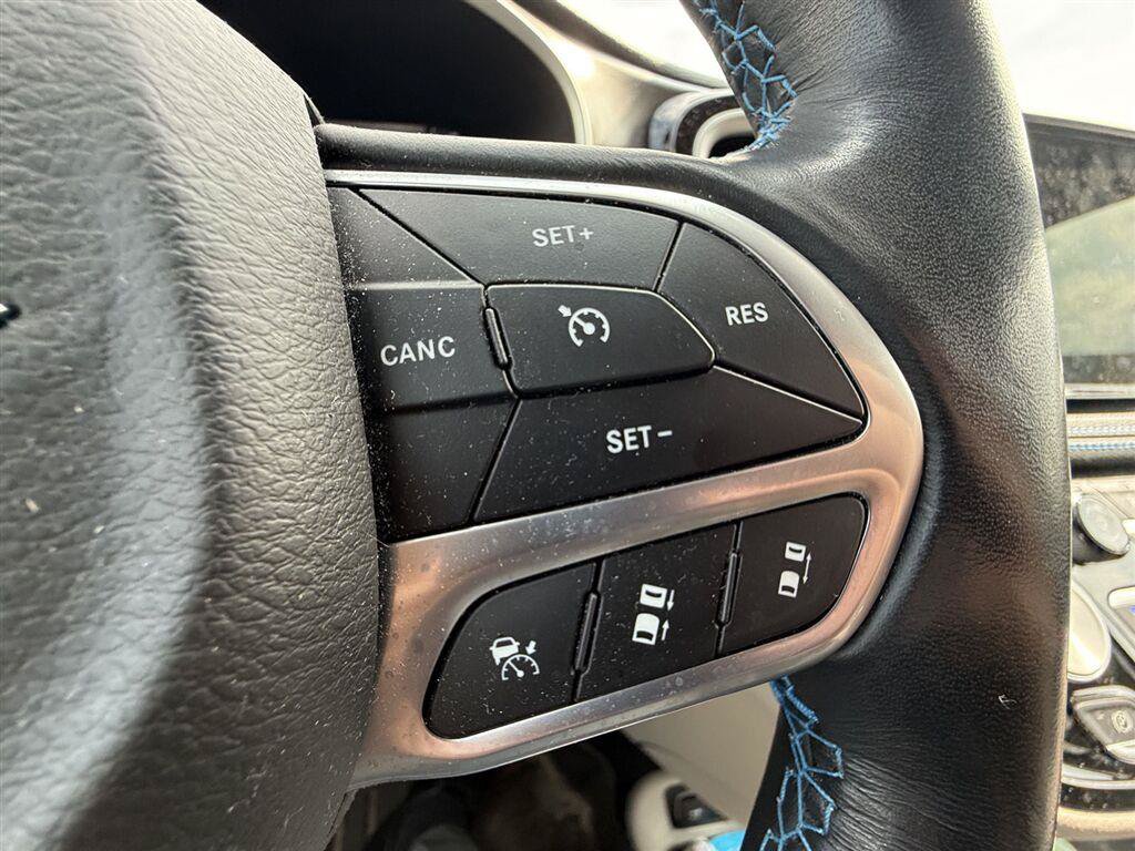 Used 2021 Chrysler Pacifica Touring-L w/ Uconnect Theater Family Group FWD image 17