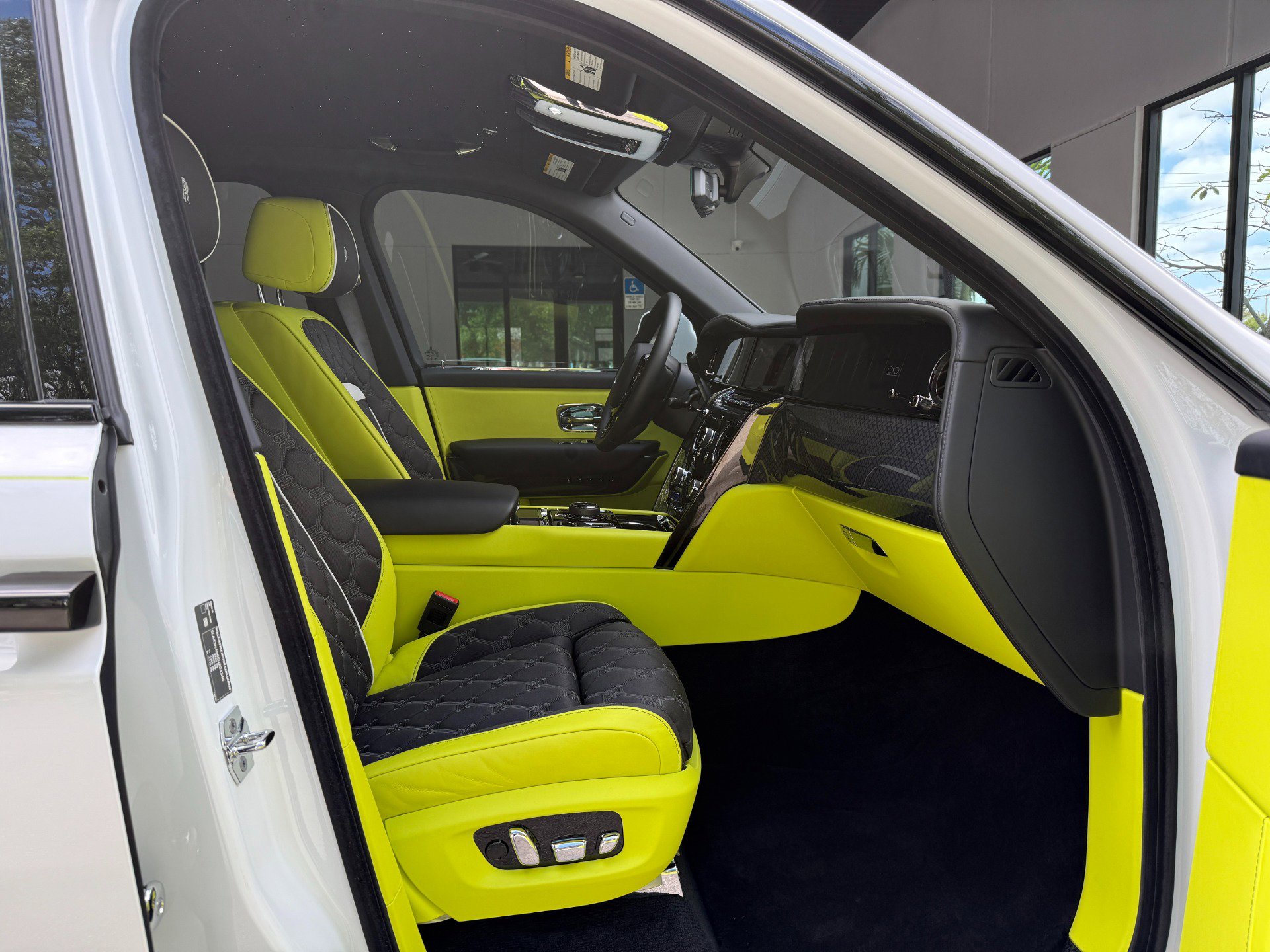 Used 2025 Rolls-Royce Cullinan Black Badge image 37