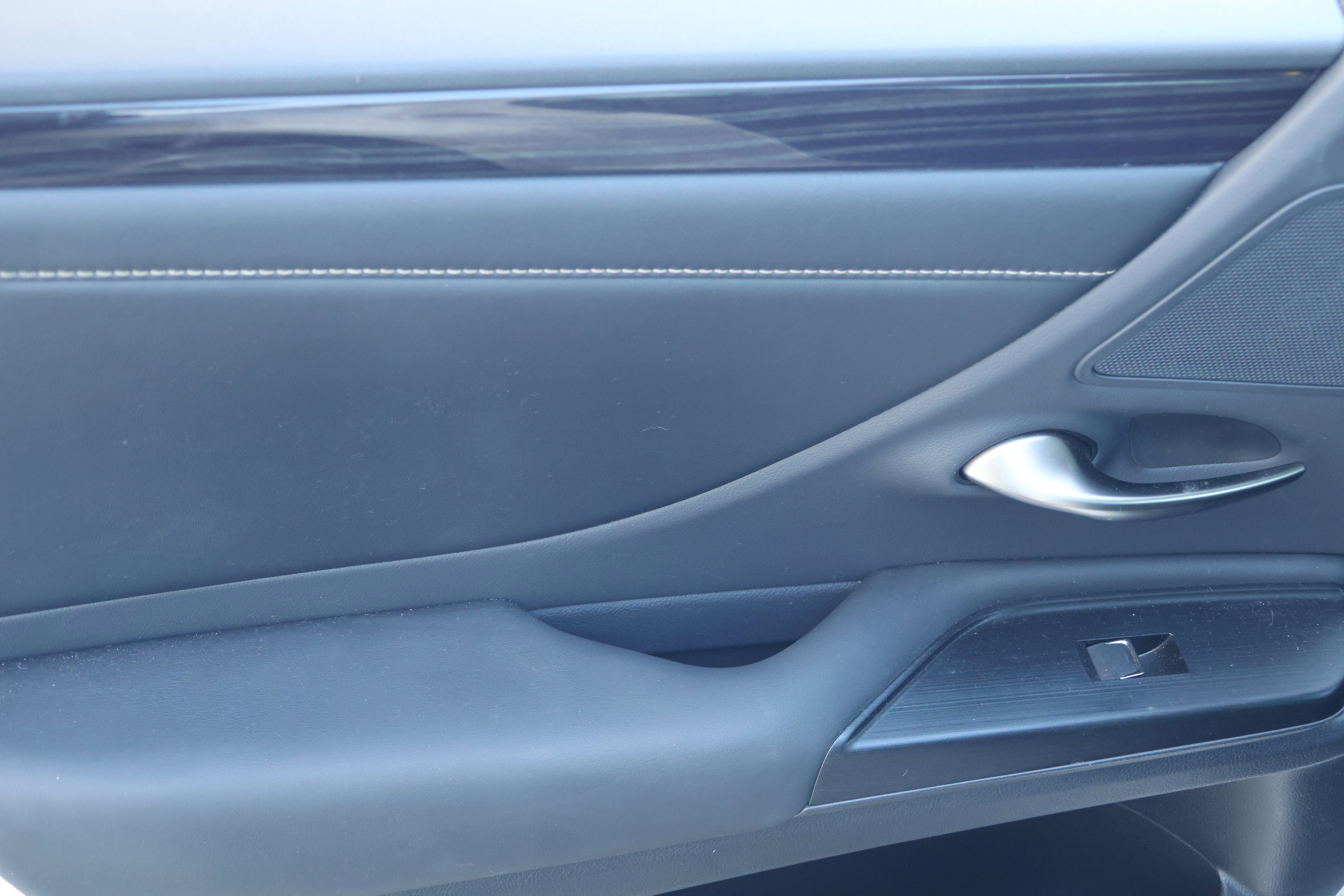 Certified 2021 Lexus ES 300h w/ Premium Package image 31