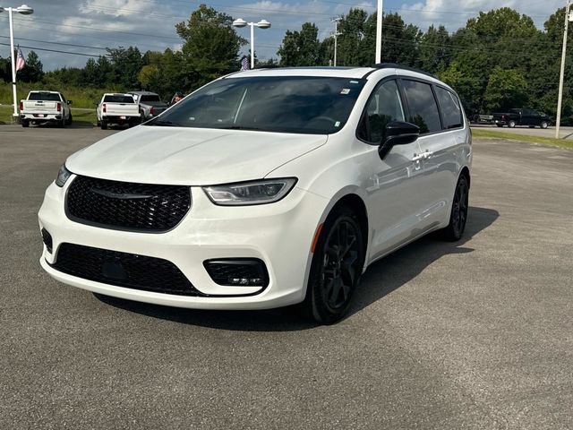Used 2025 Chrysler Pacifica Limited FWD image 8