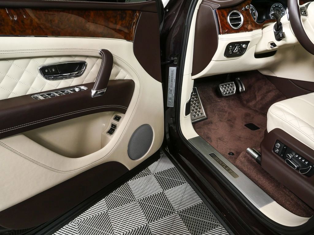 Used 2017 Bentley Bentayga image 7
