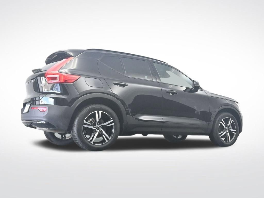Used 2024 Volvo XC40 B5 Core image 32