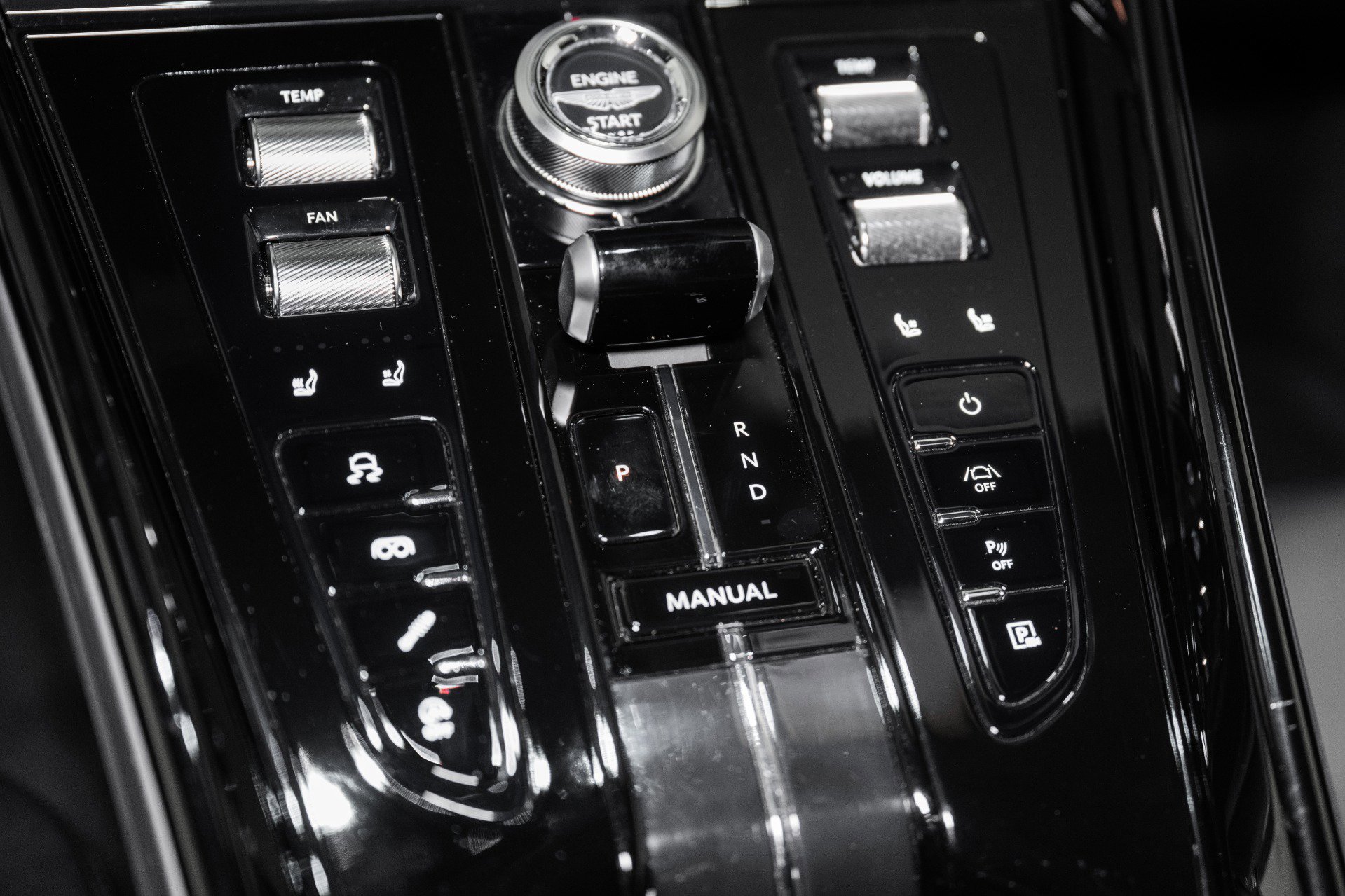 Used 2024 Aston Martin DB12 Coupe RWD image 30
