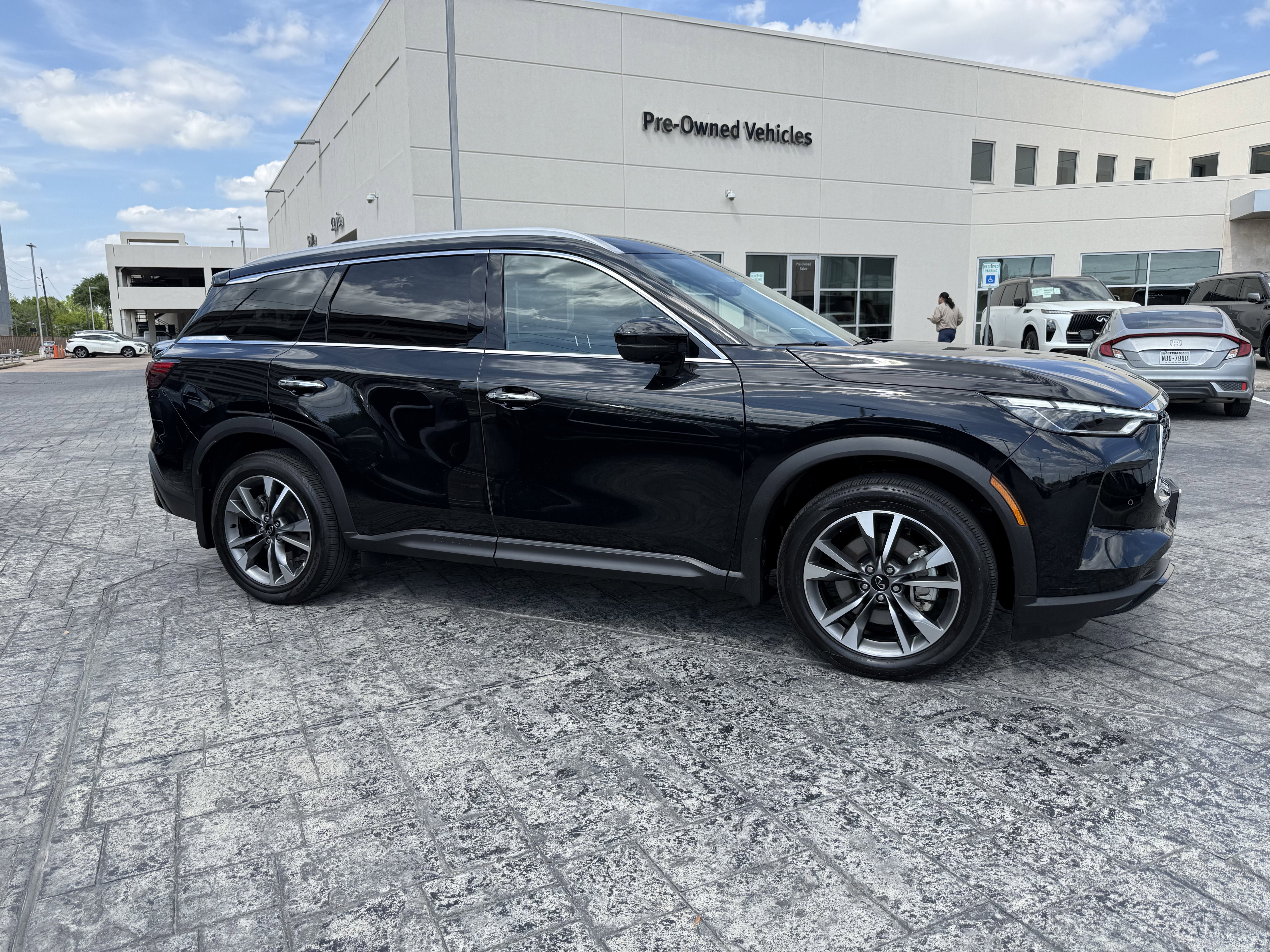 Certified 2025 INFINITI QX60 Luxe image 8