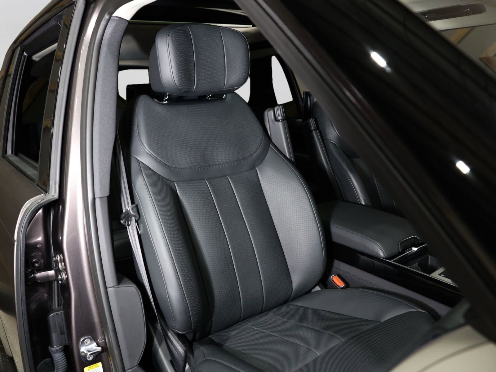 Used 2023 Land Rover Range Rover Long Wheelbase Autobiography image 5