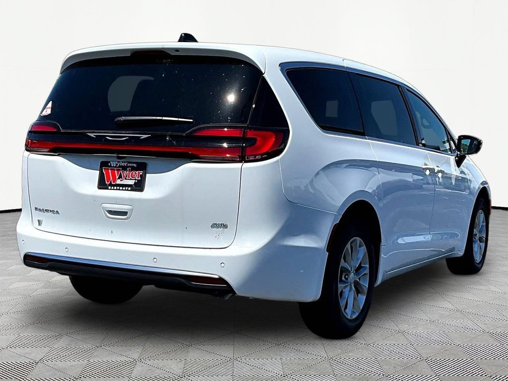 New 2027 Chrysler Pacifica Select w/ Family Tech Group AWD/4WD image 7