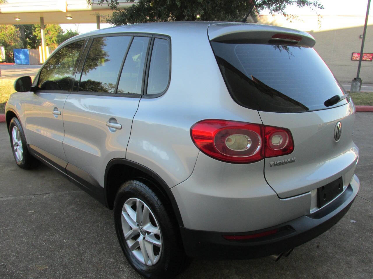 Used 2011 Volkswagen Tiguan S image 5
