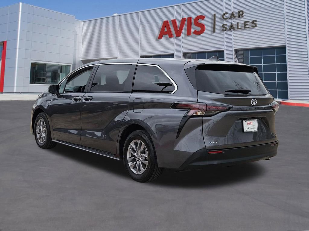 Used 2025 Toyota Sienna LE FWD image 3