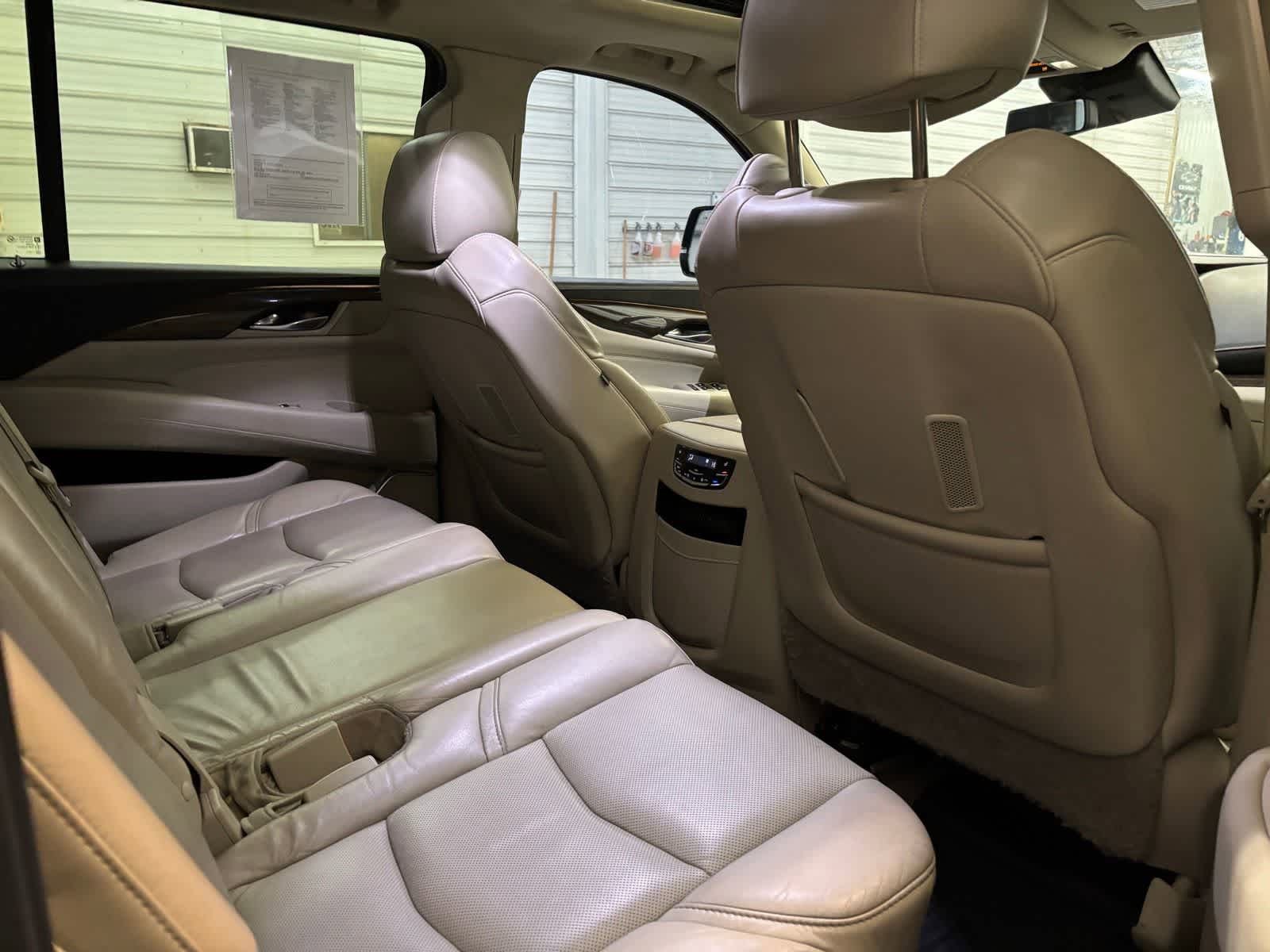 Used 2020 Cadillac Escalade ESV Luxury w/ Escalade Sport Edition AWD/4WD image 32