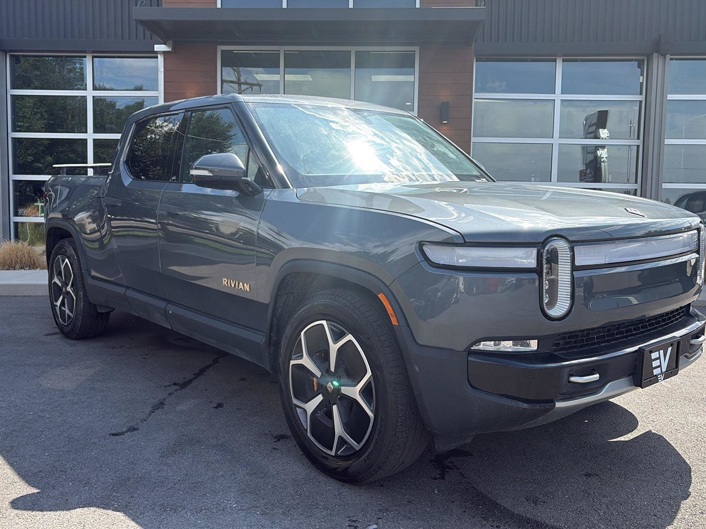Used 2022 Rivian R1T Adventure AWD/4WD image 2