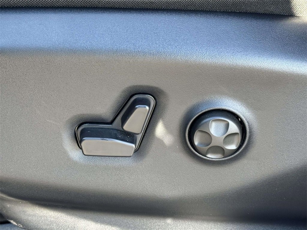 Used 2025 Chrysler Pacifica Select image 28