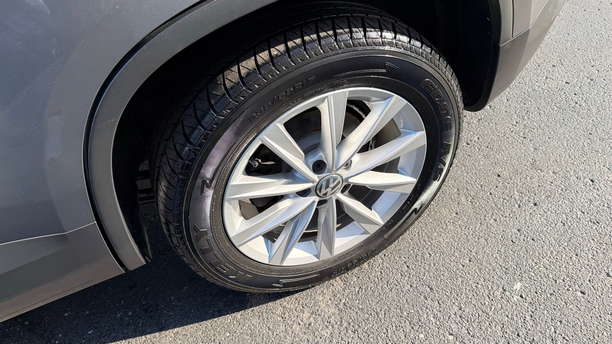Used 2017 Volkswagen Tiguan Limited w/ Alloy Wheels Package image 16