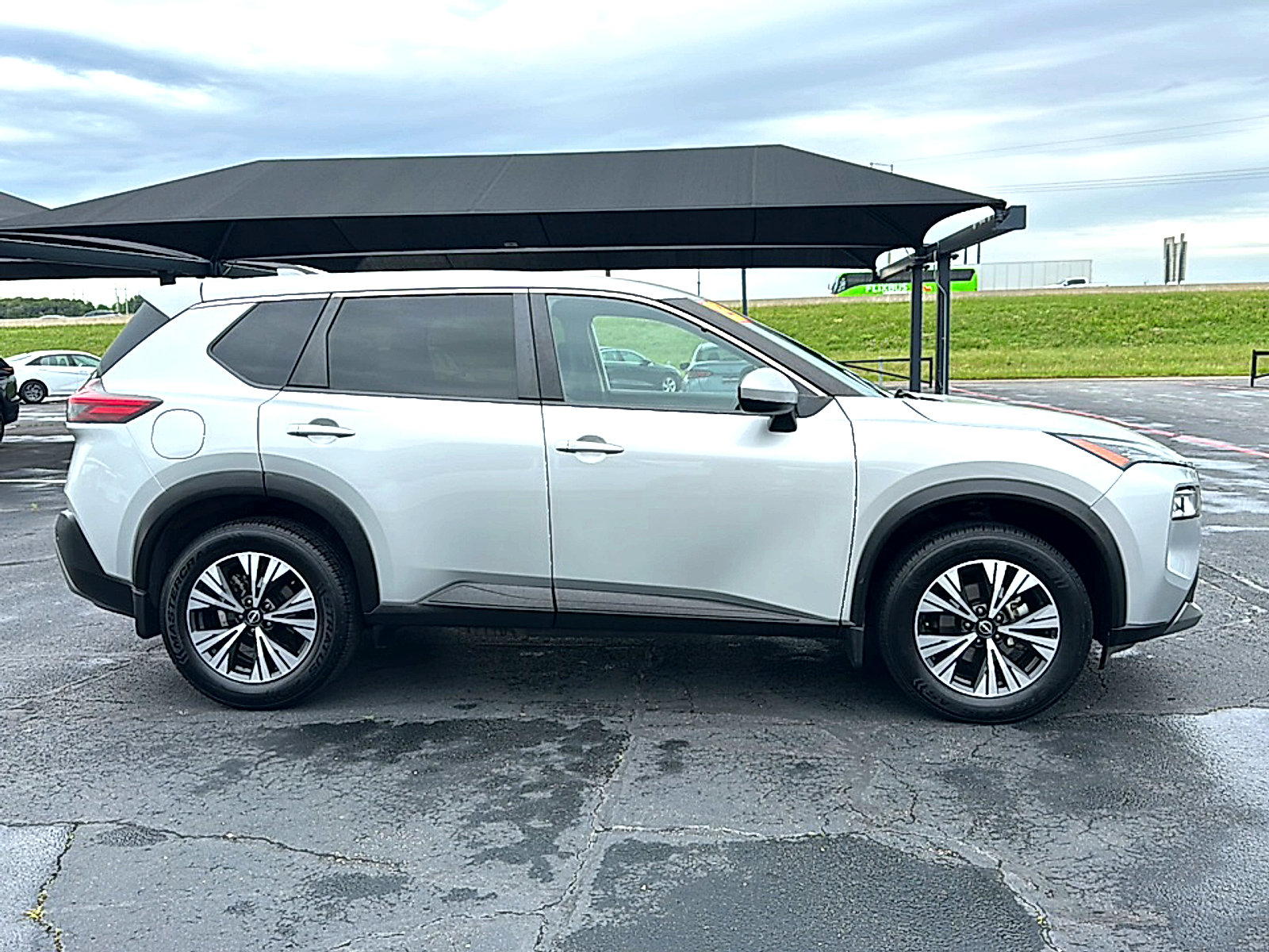 Used 2023 Nissan Rogue SV FWD image 9