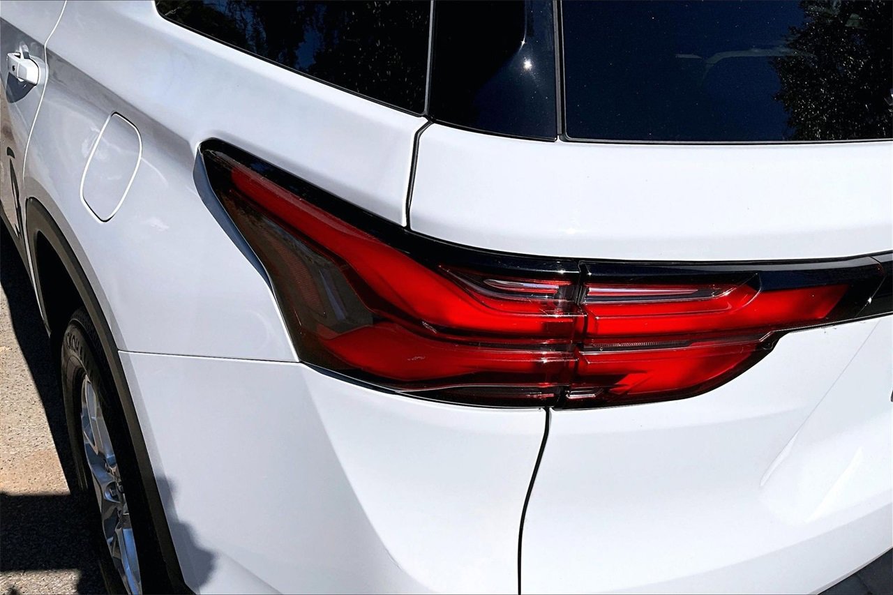 Used 2023 Chevrolet Traverse LS image 20