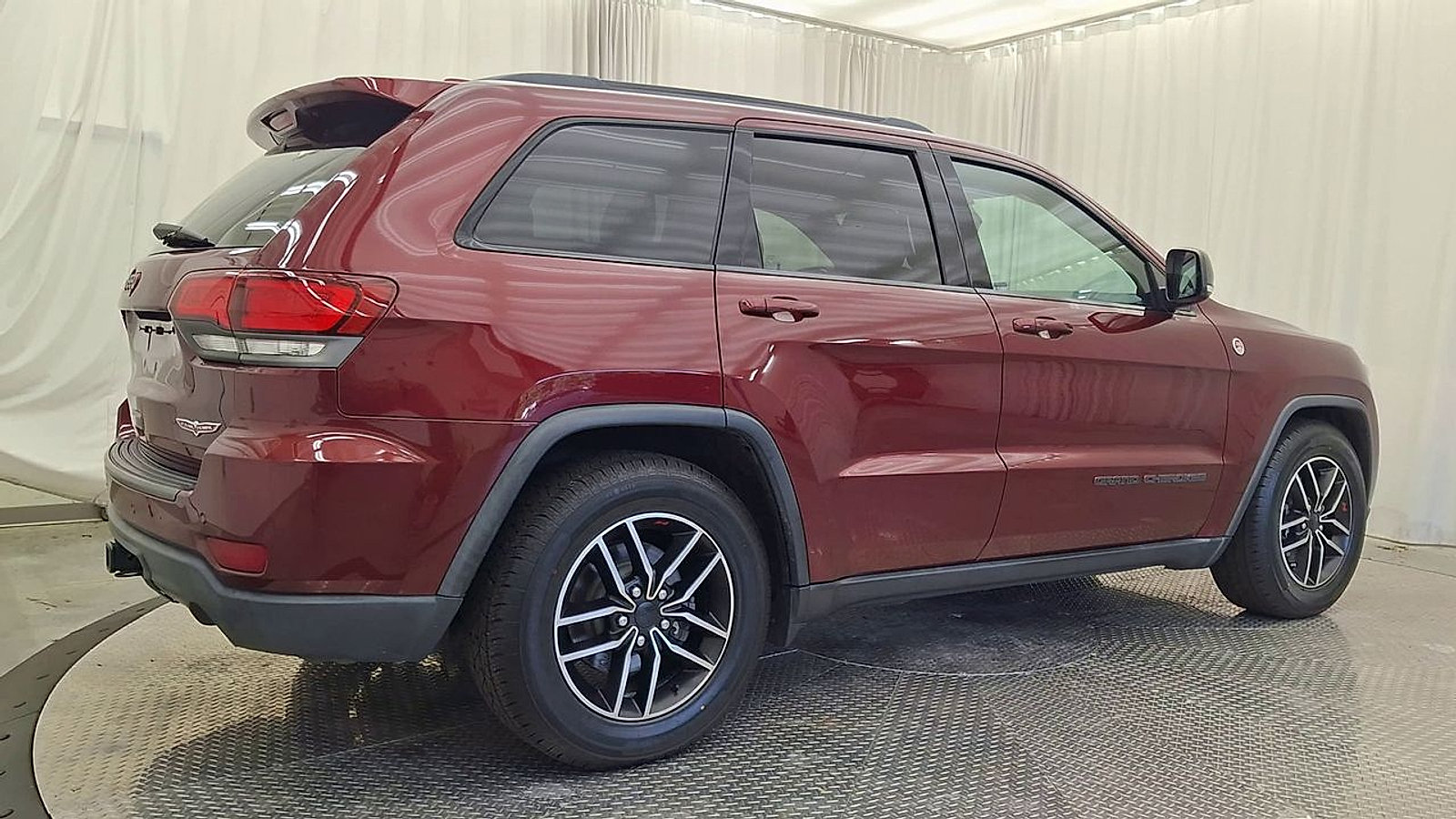 Used 2019 Jeep Grand Cherokee Trailhawk AWD/4WD image 3
