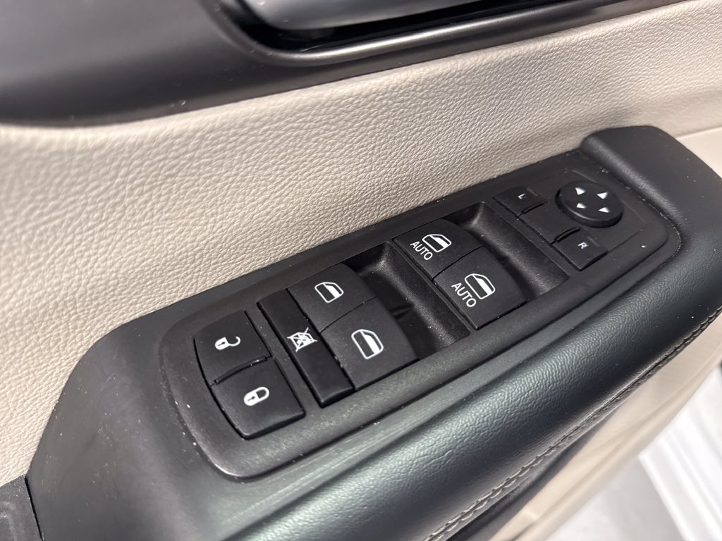Used 2023 Chrysler Pacifica Touring-L FWD image 31
