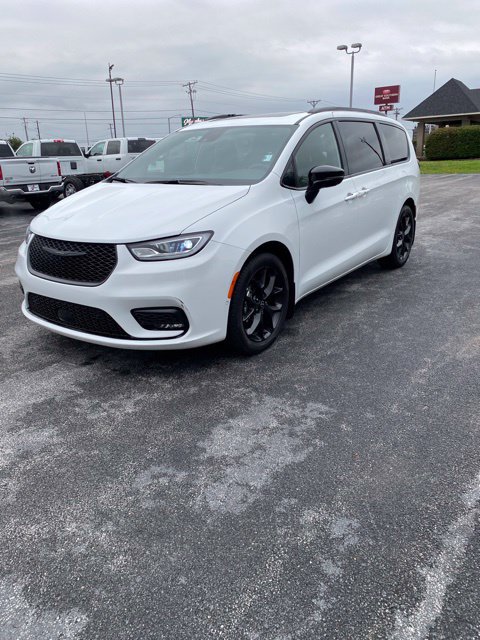 Used 2026 Chrysler Pacifica Limited w/ Uconnect Theater Family Group