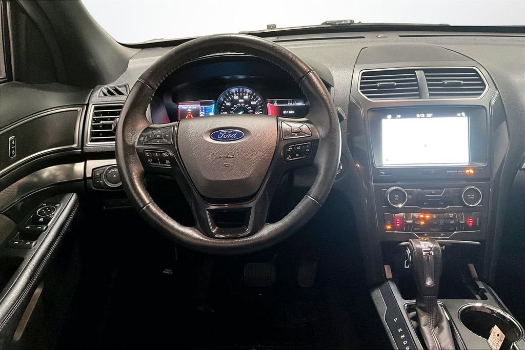 Used 2018 Ford Explorer XLT w/ XLT Appearance Package image 8