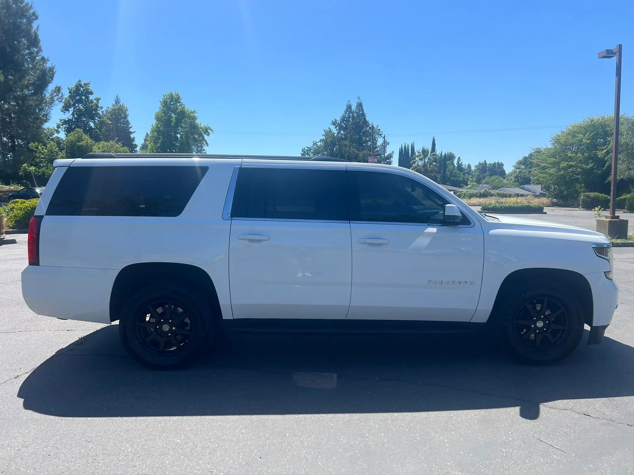 Used 2020 Chevrolet Suburban LS RWD image 4
