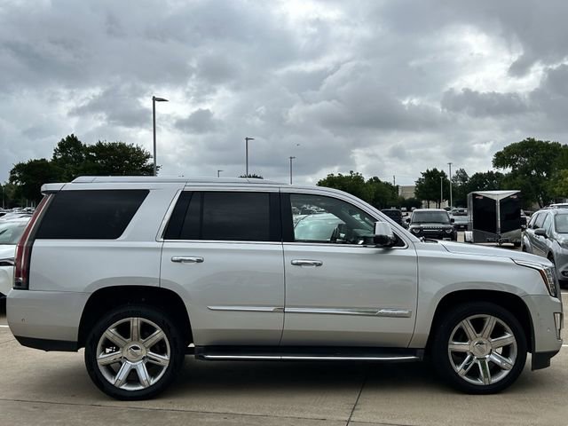 Used 2017 Cadillac Escalade Luxury RWD image 3