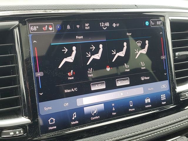 Used 2025 Chrysler Pacifica Limited image 18