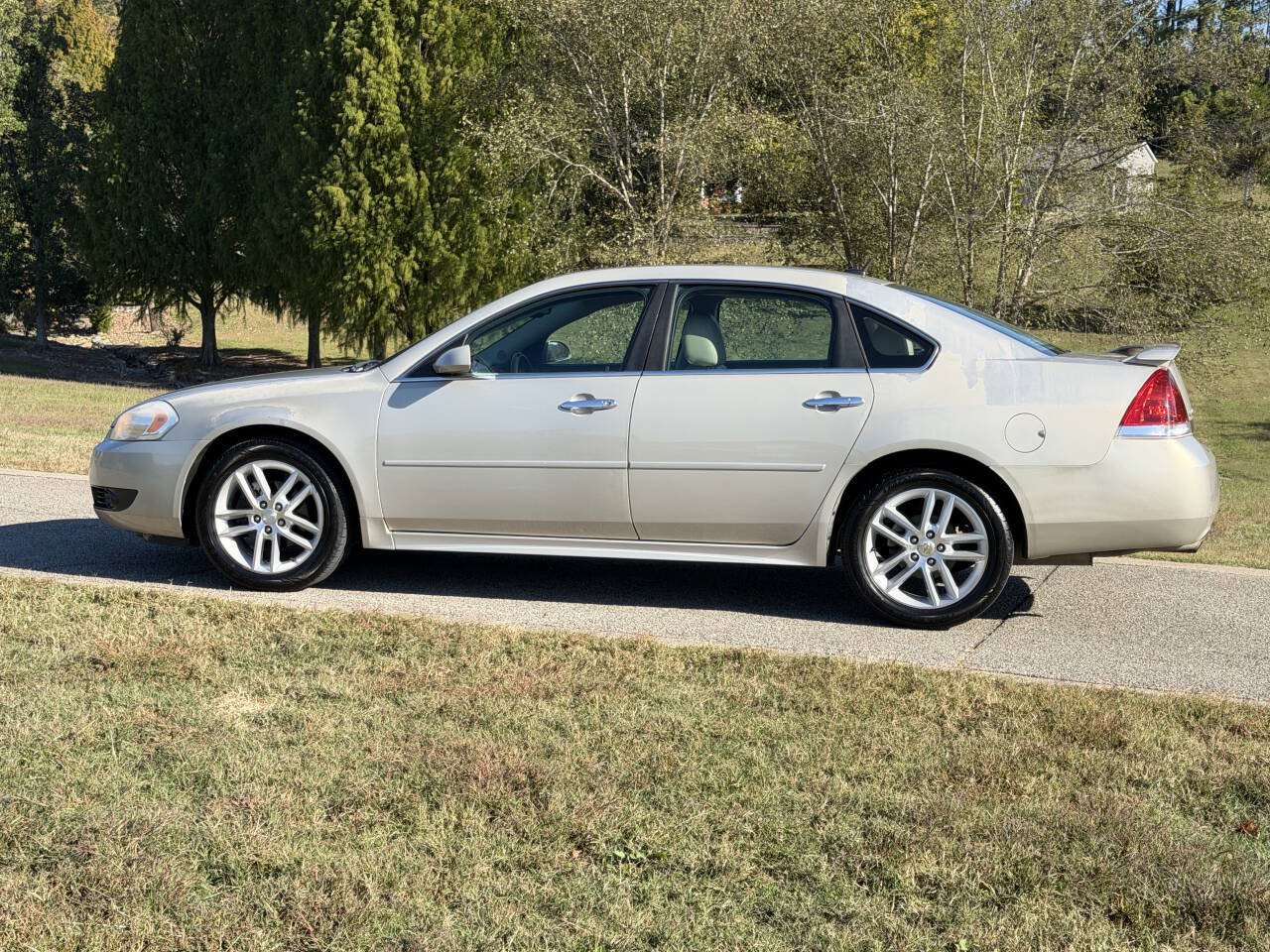 Used 2011 Chevrolet Impala LTZ FWD image 3