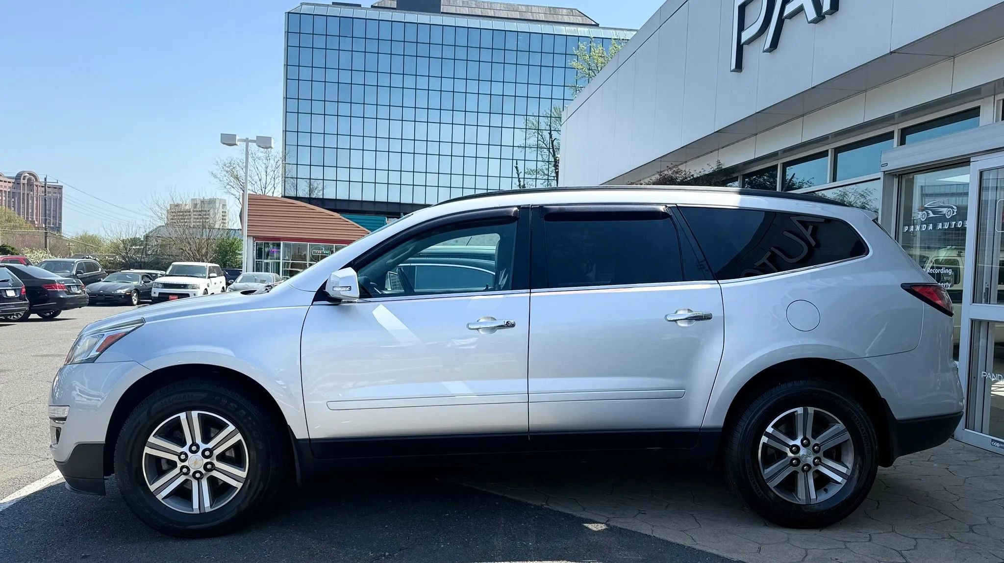 Used 2017 Chevrolet Traverse LT image 4