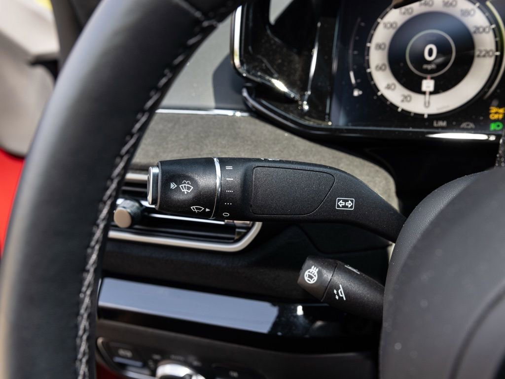 Used 2025 Aston Martin V8 Vantage Coupe image 35