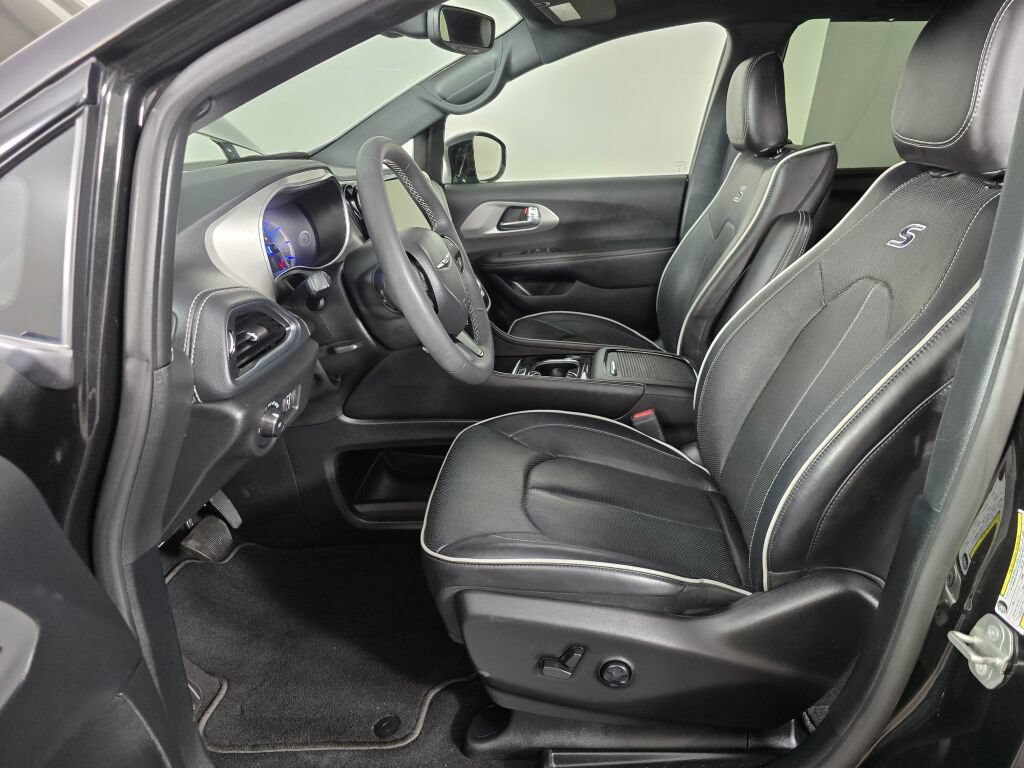 Used 2023 Chrysler Pacifica Limited w/ Uconnect Theater Family Group FWD image 17
