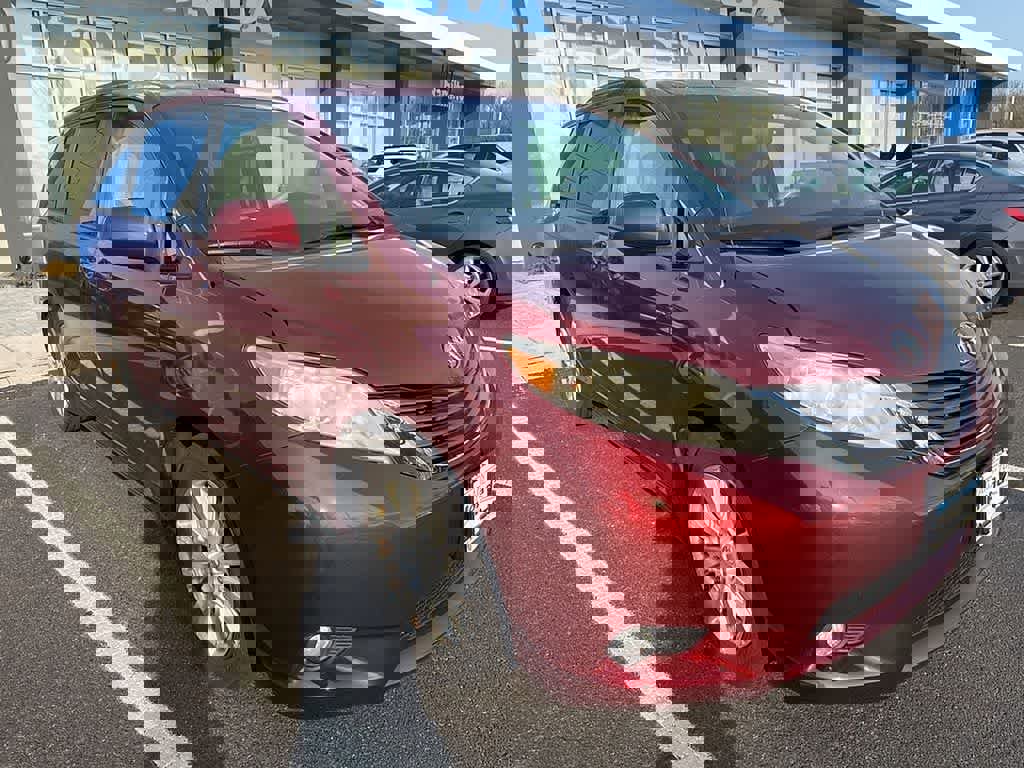 Used 2012 Toyota Sienna XLE image 3