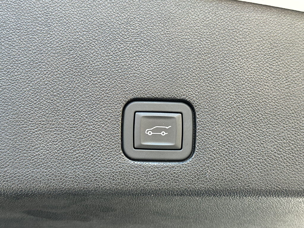 Certified 2025 Cadillac XT6 Luxury FWD image 19