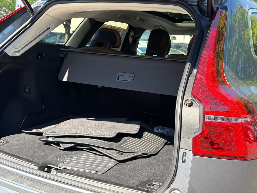 Used 2019 Volvo XC60 T5 Momentum w/ Multimedia Package AWD/4WD image 7