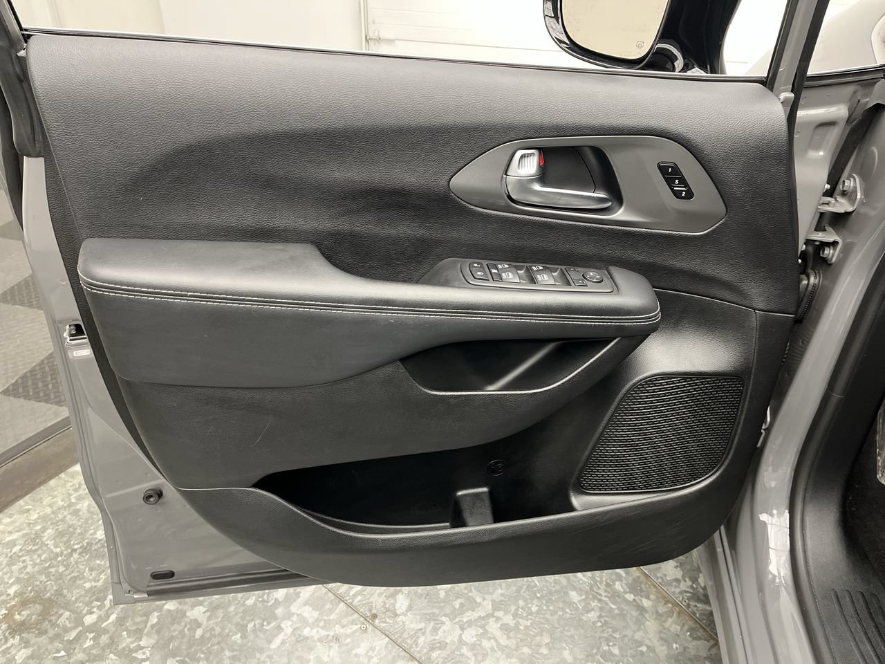 Used 2025 Chrysler Pacifica Select FWD image 7