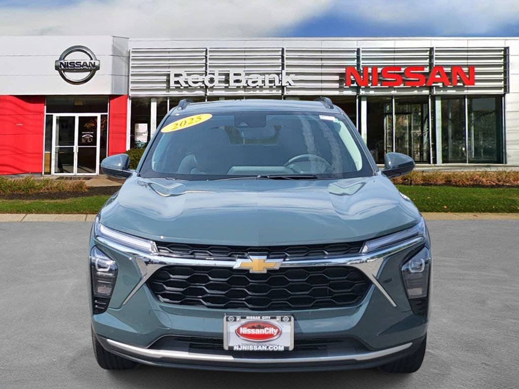 Used 2025 Chevrolet Trax LT FWD image 2