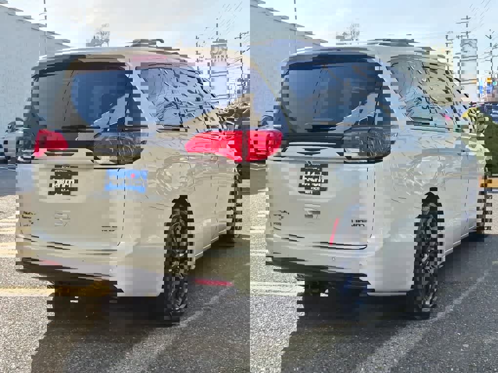 Used 2019 Chrysler Pacifica Limited w/ S Appearance Package image 3