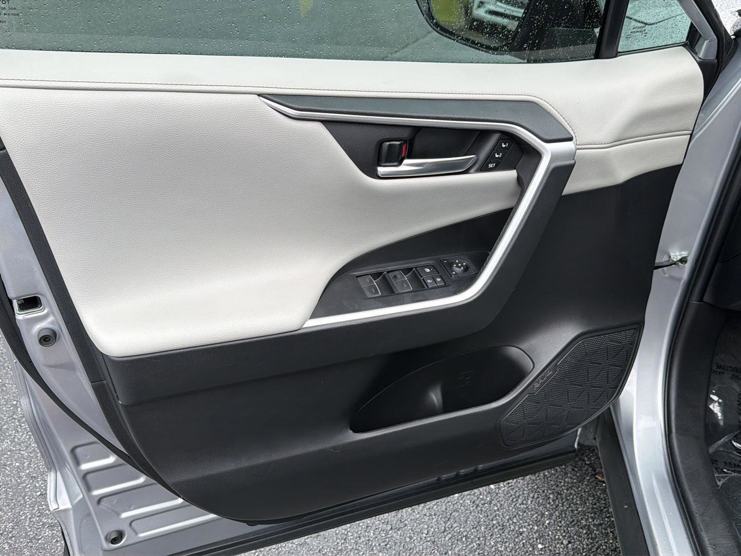 Used 2022 Toyota RAV4 Limited FWD image 17