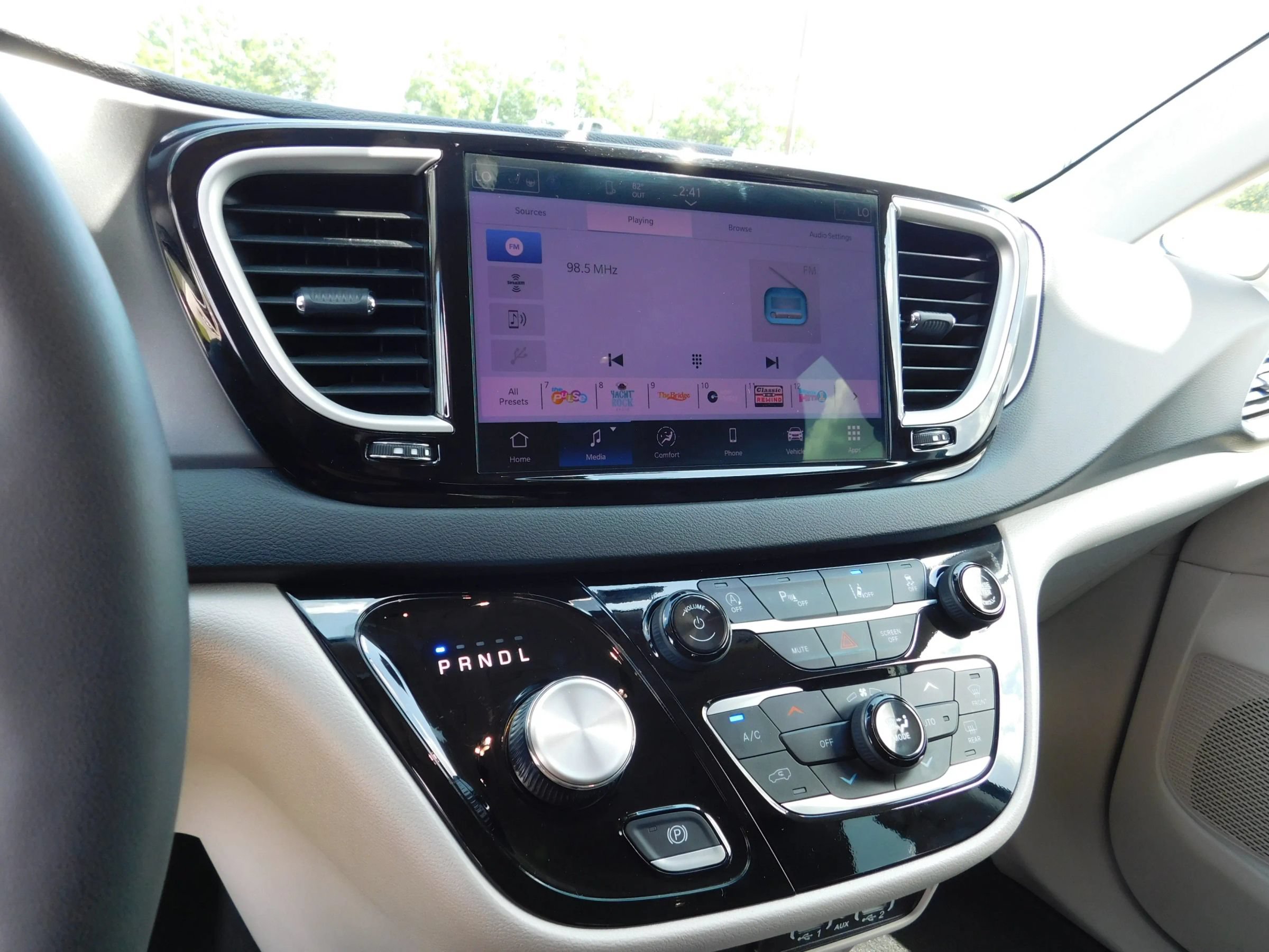 Used 2024 Chrysler Pacifica Touring-L FWD image 18