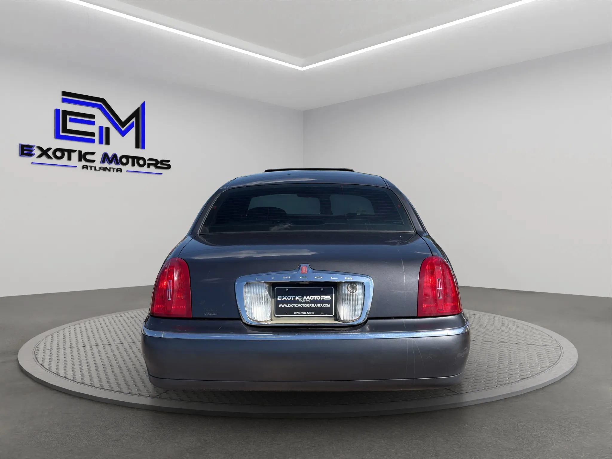 Used 1998 Lincoln Town Car Signature RWD image 3