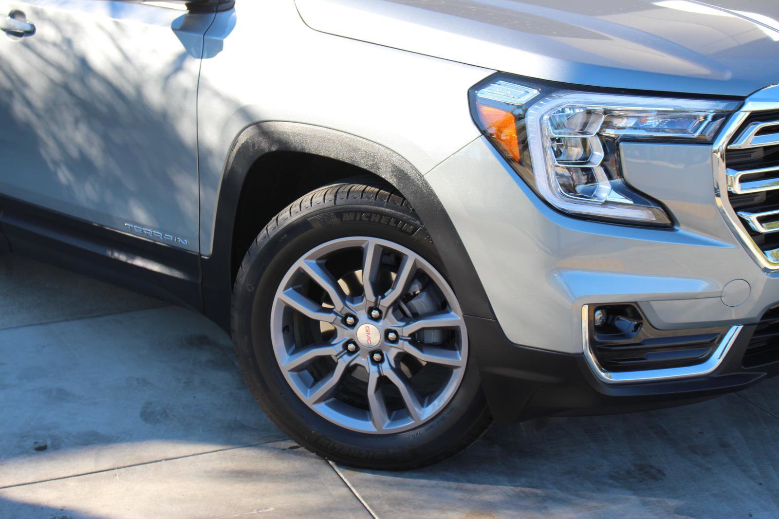 Used 2024 GMC Terrain SLT image 3