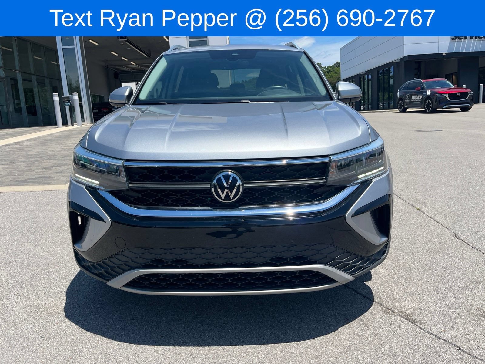 Used 2022 Volkswagen Taos SE w/ Driver Assistance Package FWD image 2
