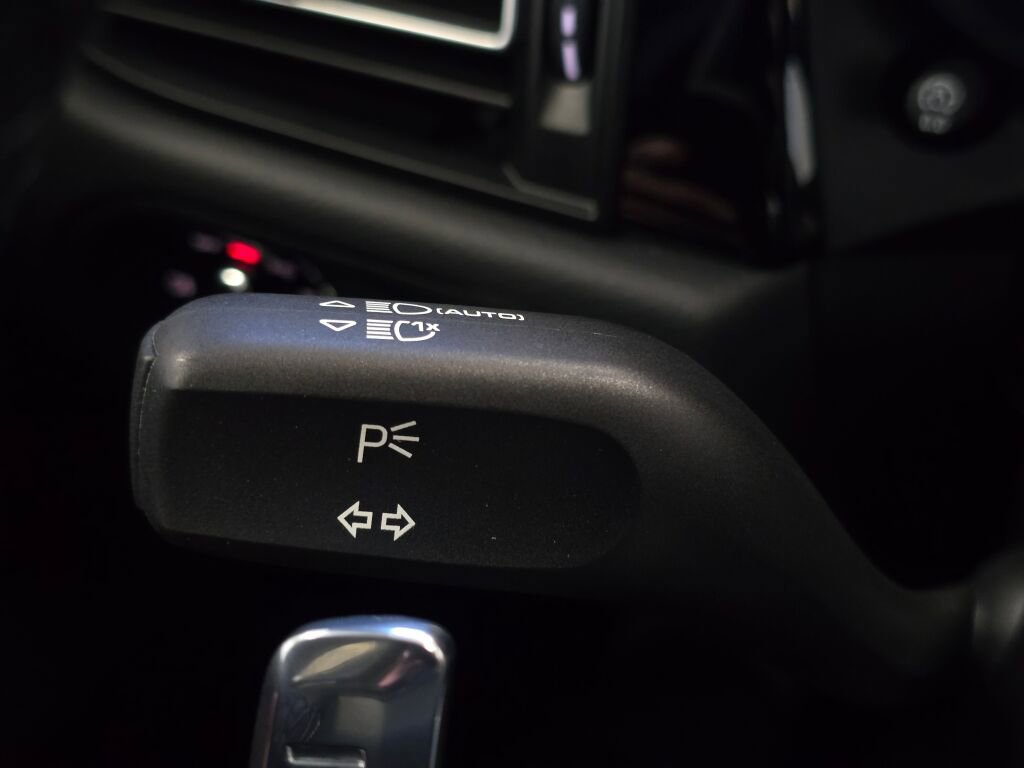 Certified 2025 Porsche Macan image 40