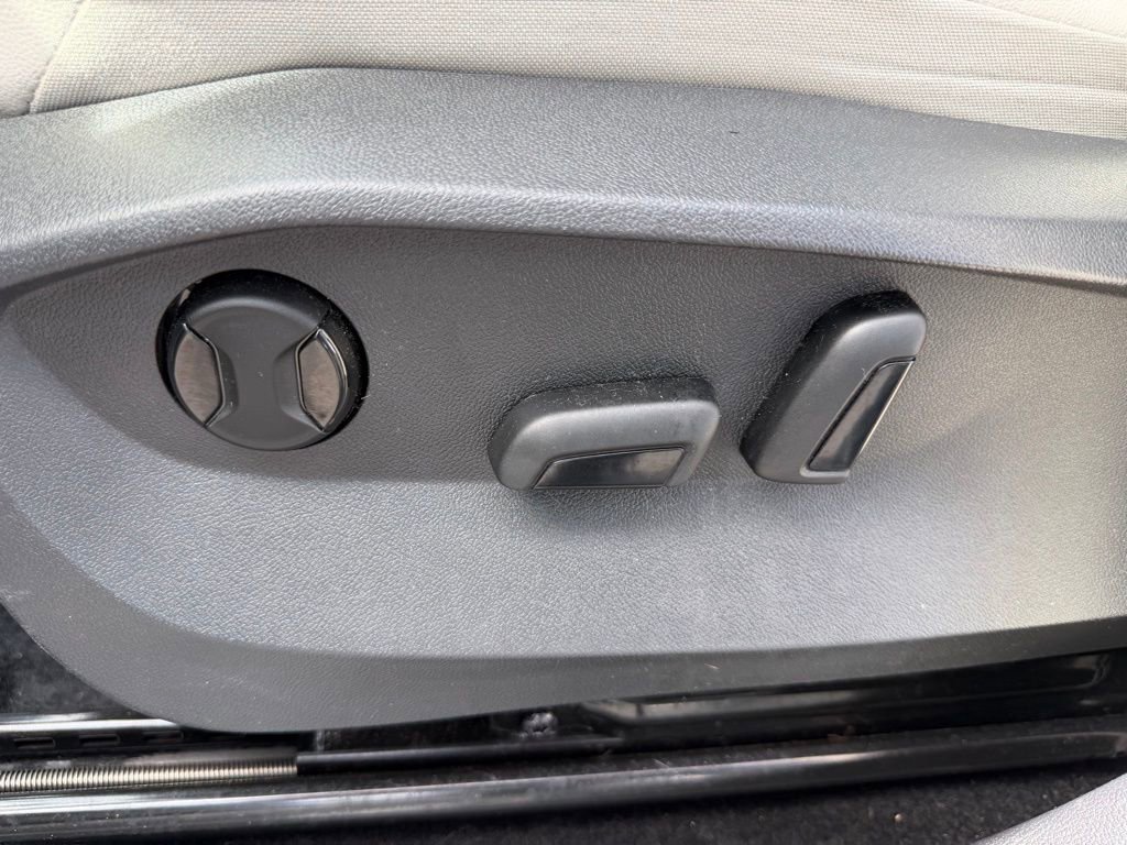 Used 2023 Volkswagen Tiguan SE R-Line image 13