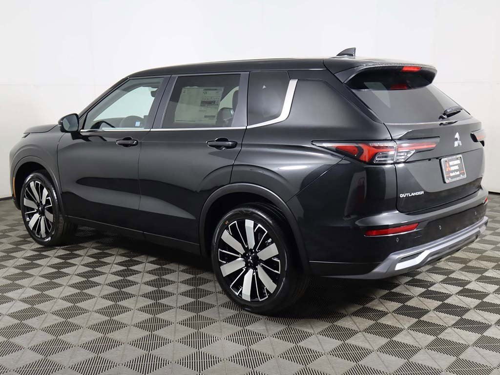 New 2025 Mitsubishi Outlander SE image 16