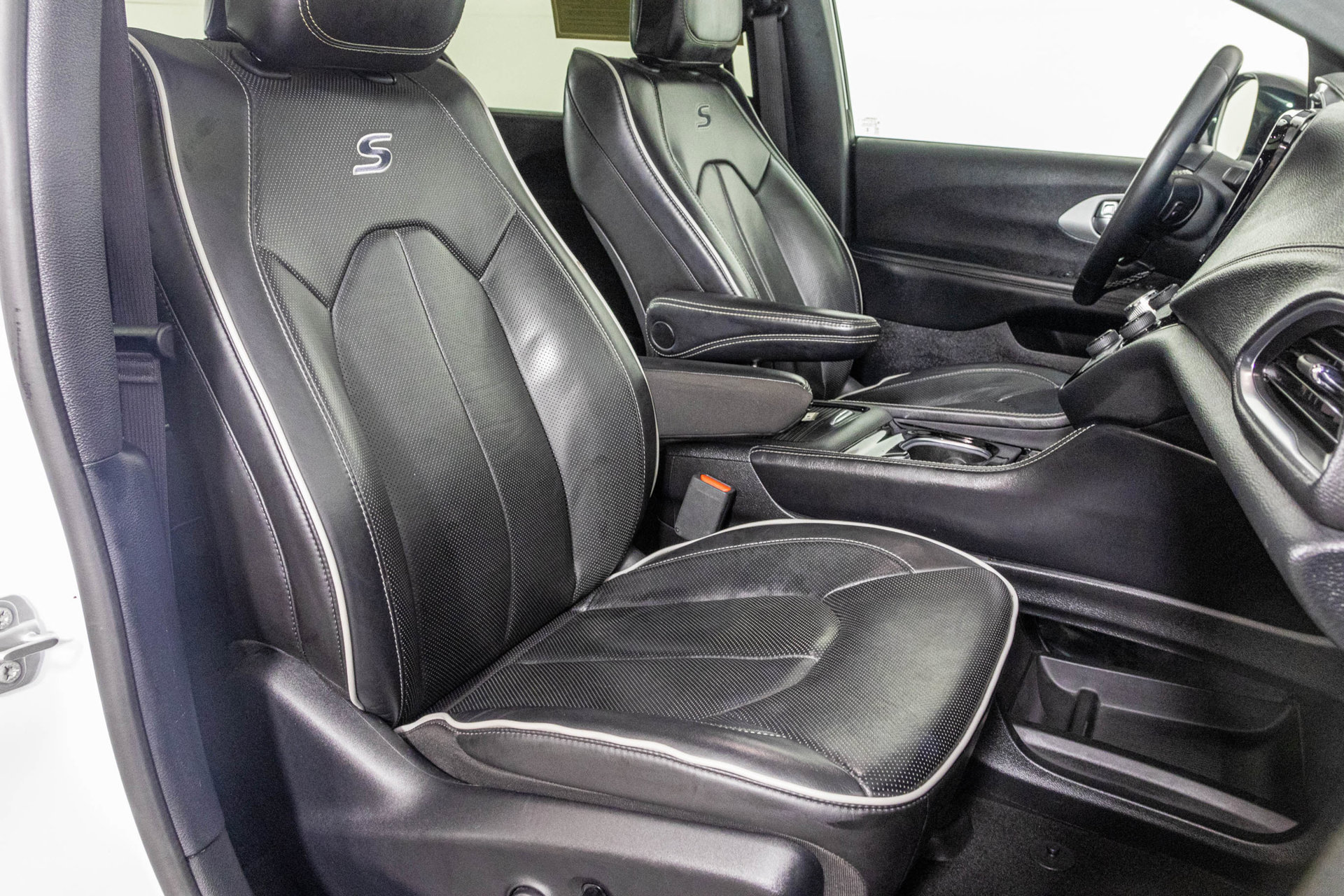 Used 2025 Chrysler Pacifica Limited FWD image 44