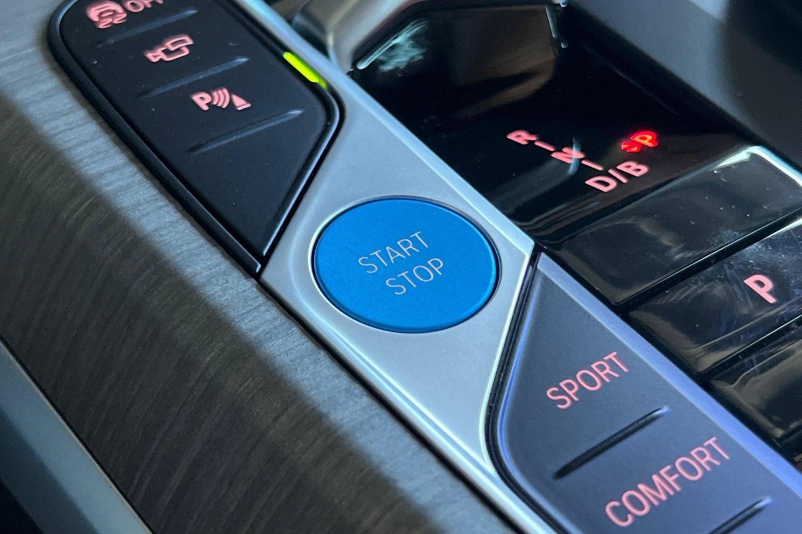 Used 2025 BMW i4 eDrive40 w/ Dynamic Handling Package image 28