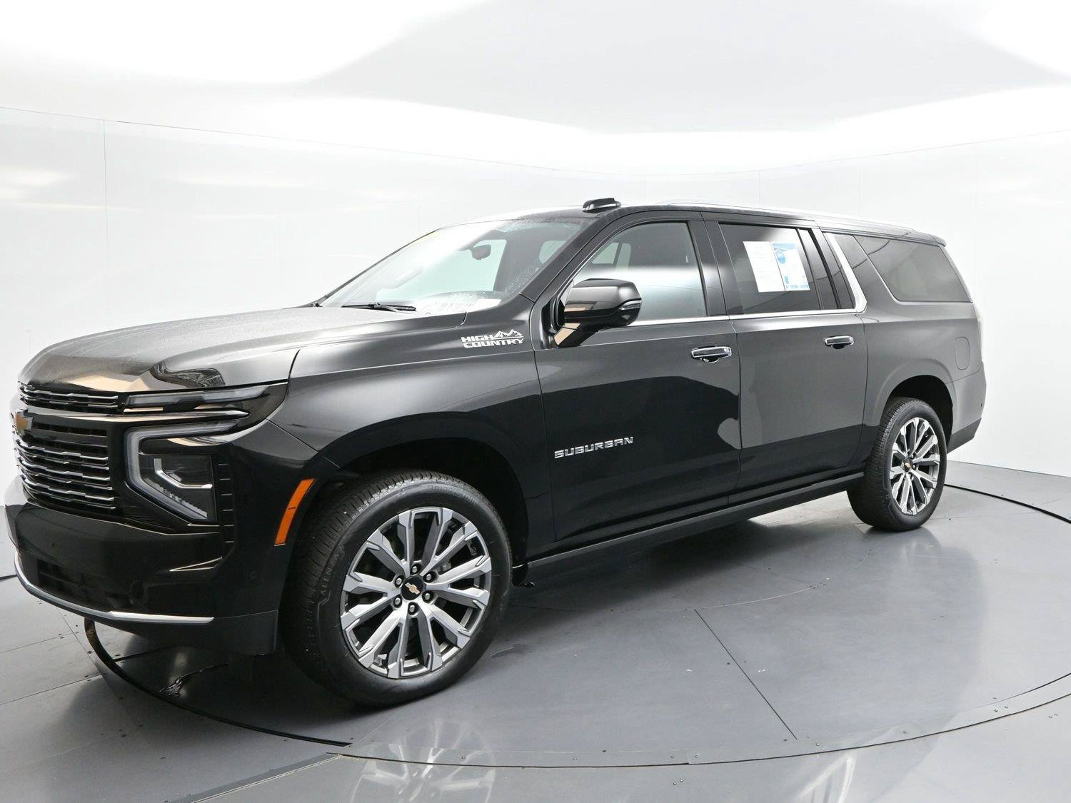 Used 2025 Chevrolet Suburban High Country AWD/4WD image 3