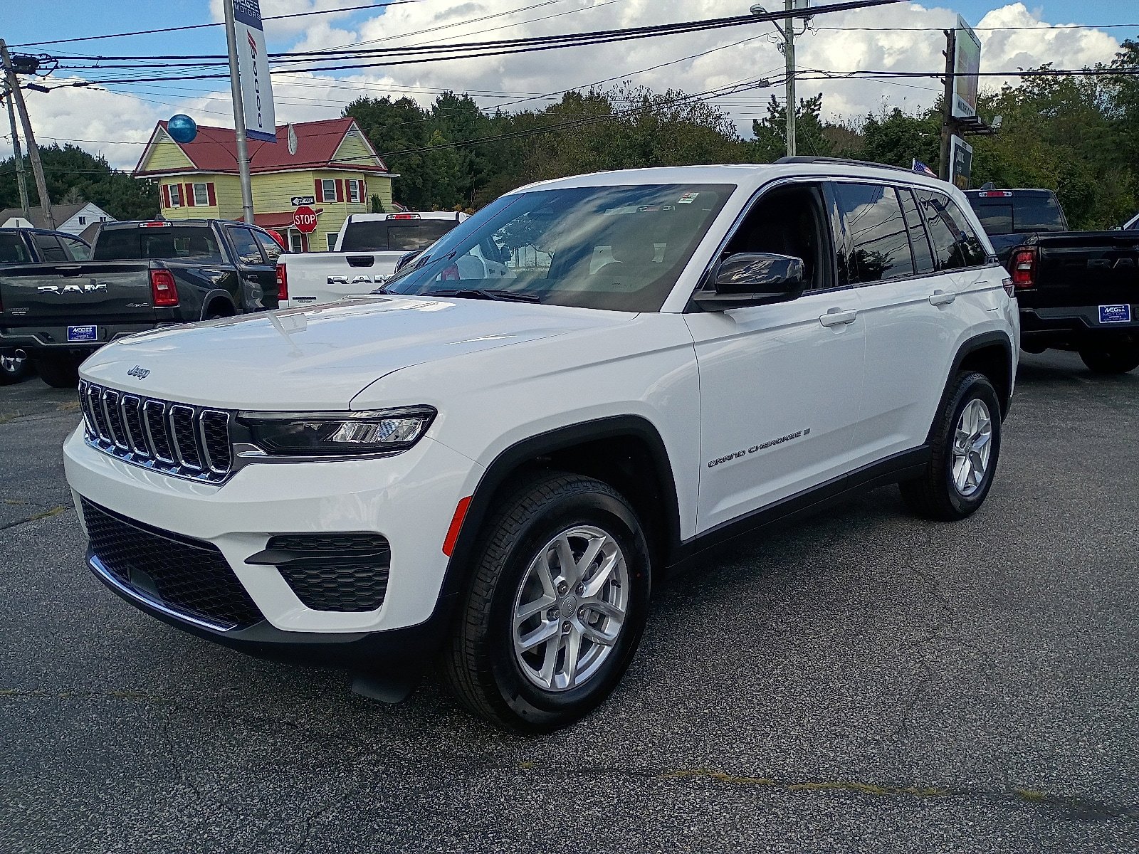 New 2025 Jeep Grand Cherokee Laredo X w/ Luxury Tech Group I image 3
