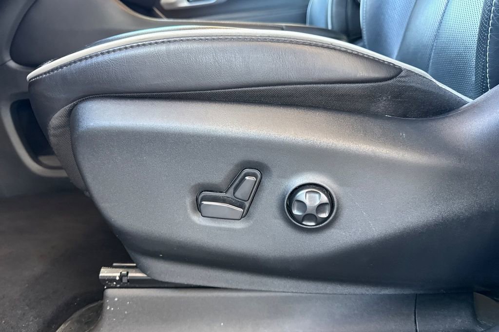 Used 2025 Chrysler Pacifica Limited image 19