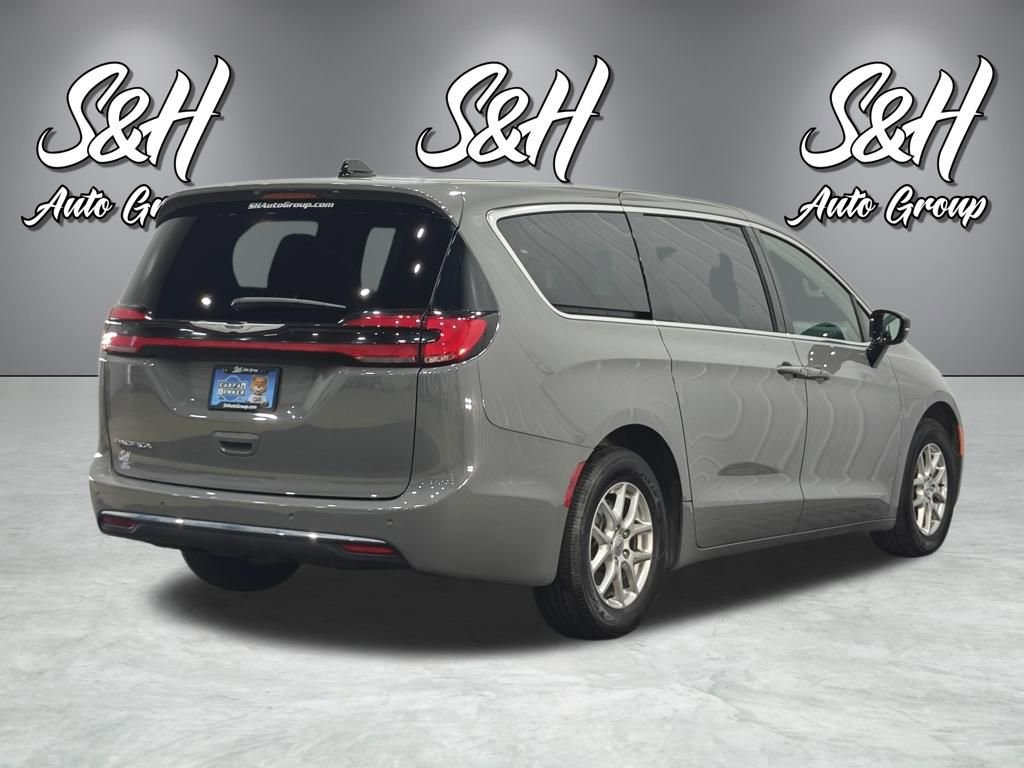 Used 2025 Chrysler Pacifica Select image 19